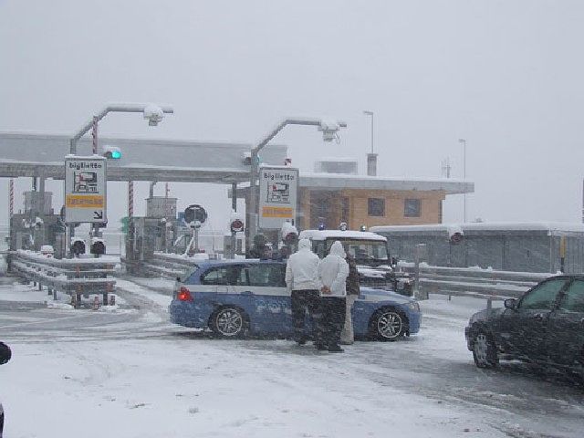 Emergenza neve, stop ai tir sulle autostrade A24 e A25