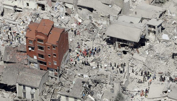 Terremoto, crollato il palazzo rosso di Amatrice