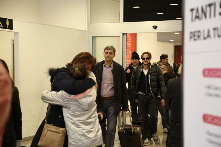 Pescara, atterra il primo volo dopo i fatti di Parigi: viaggiatori scossi, il sindaco li accoglie FOTO