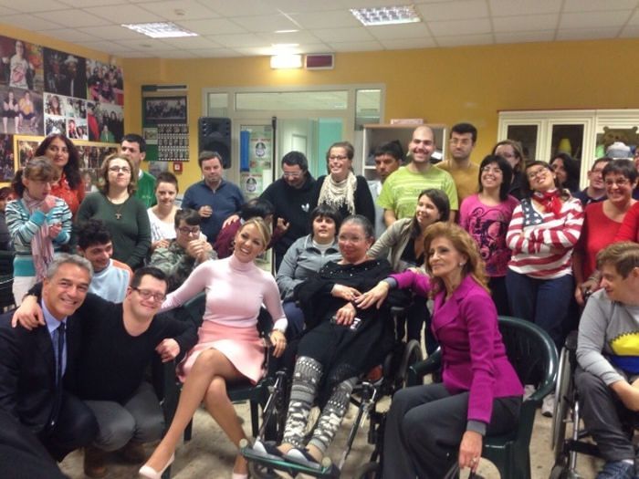 Francesca Pascale visita l’associazione Diversuguali a Pescara