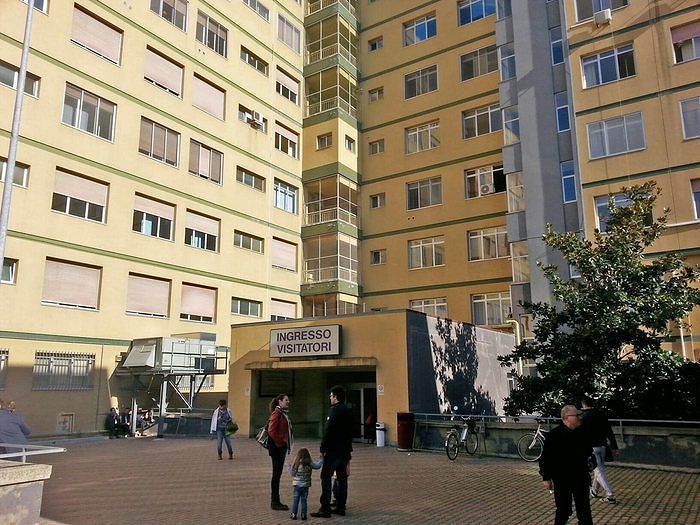 Pescara, investiti in pieno centro: coniugi in ospedale