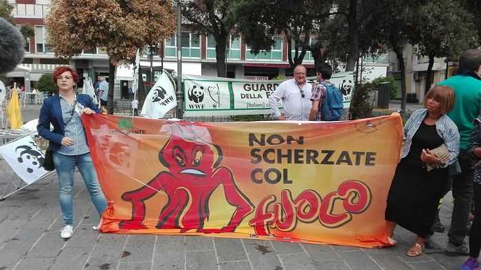 Pescara, sit in degli ambientalisti per parlare dell’emergenza incendi