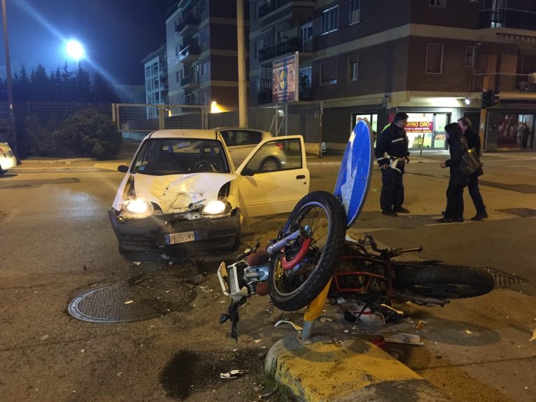 Pescara, scontro auto-moto a Zanni: 20enne resta grave VIDEO-FOTO