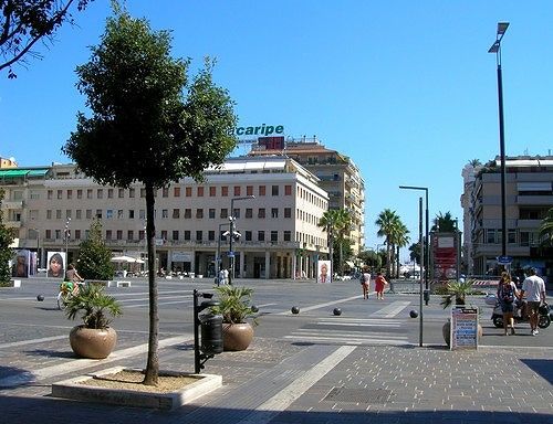 Pescara, spaccata in piazza Salotto: ladro era evaso da carcere