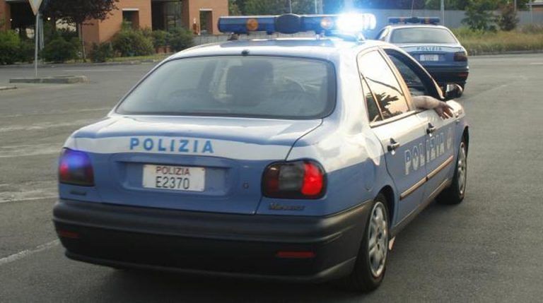 Alba Adriatica, trasporta in auto uccelli protetti: scoperto dalla polizia