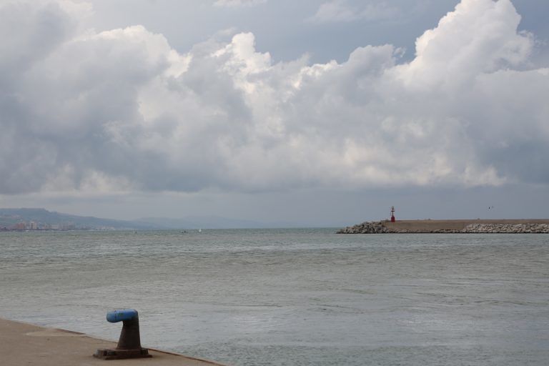 Pescara, mare inquinato: Assobalneari contro il taglio della diga foranea