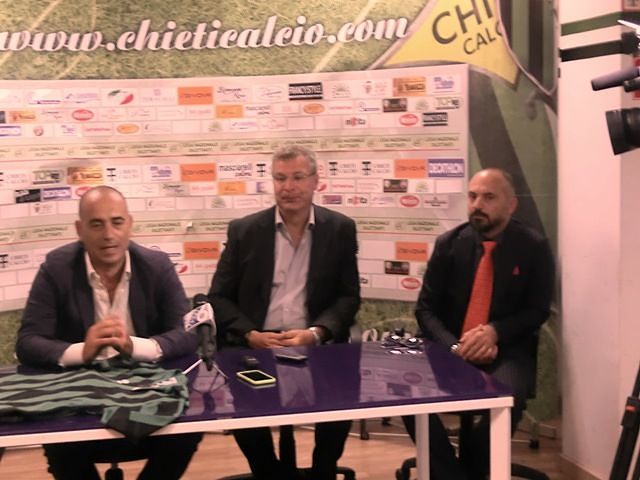 La Chieti Calcio presenta il nuovo staff societario: irruzione dei tifosi