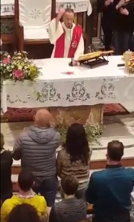 Pescara, febbre play-off alle stelle: il tifo arriva anche in chiesa VIDEO