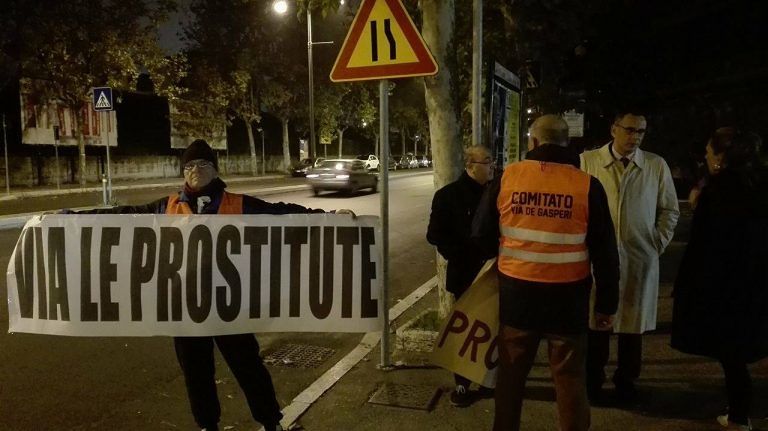 Pescara, via De Gasperi: residenti in strada contro le prostitute