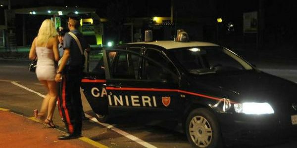 Montesilvano, aggredisce i carabinieri: prostituta arrestata