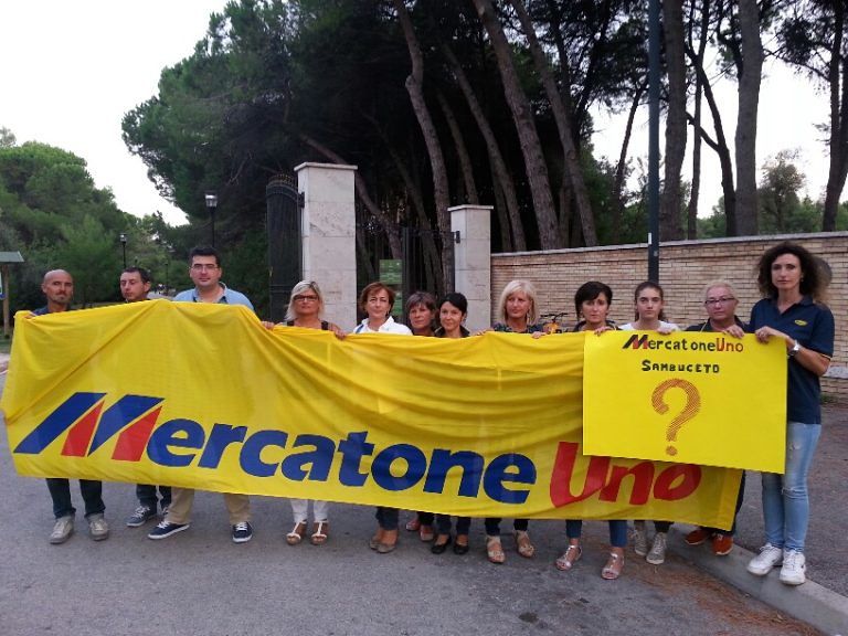 Chiude il Mercatone Uno di Sambuceto, i lavoratori protestano a Pescara