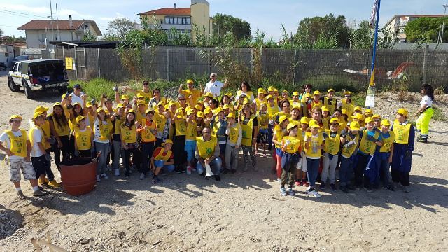 Puliamo il mondo, 80 studenti di Francavilla puliscono la spiaggia del Foro
