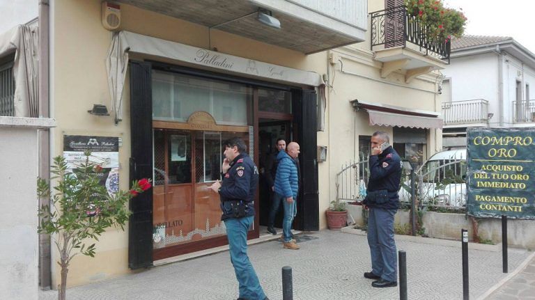 Scerne di Pineto, rapina da 100mila euro alla “Palladini Gioielli” FOTO-VIDEO