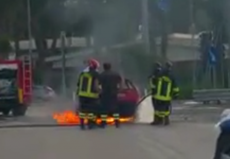 Città Sant’Angelo, auto in fiamme davanti al casello dell’A14 VIDEO