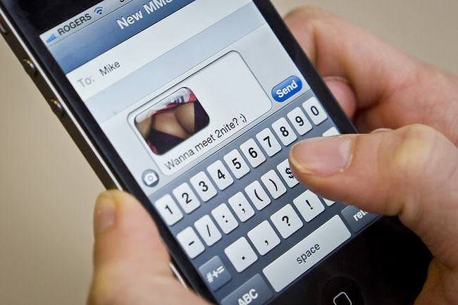 Sexting, dilaga il sesso via sms e chat su smartphone