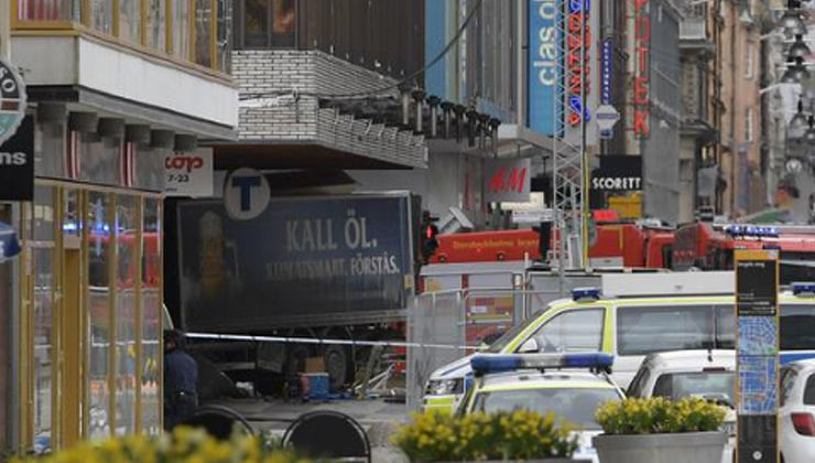 Terrorismo, camion sulla folla a Stoccolma