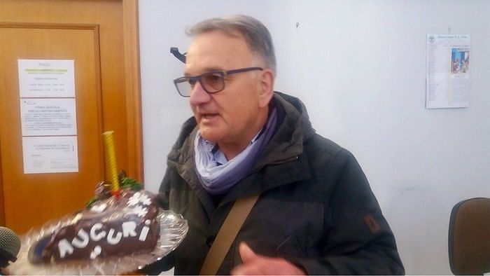 Sulmona, pratica in cassetto da un anno: ‘festeggia’ donando torta ad ufficio comunale