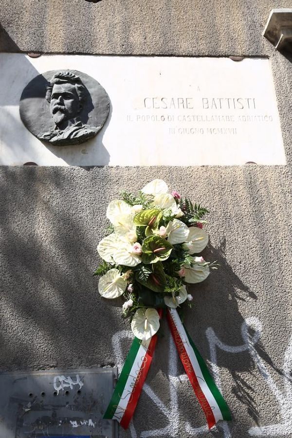Pescara, fiori sulla targa di Cesare Battisti a 100 anni dalla morte