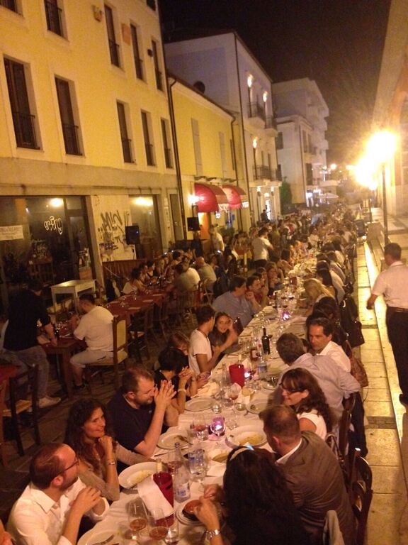 Una tavolata da 500 persone sulle strade di Pescara Vecchia