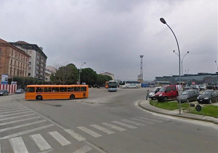 Pescara, si masturba davanti alla folla del terminal bus
