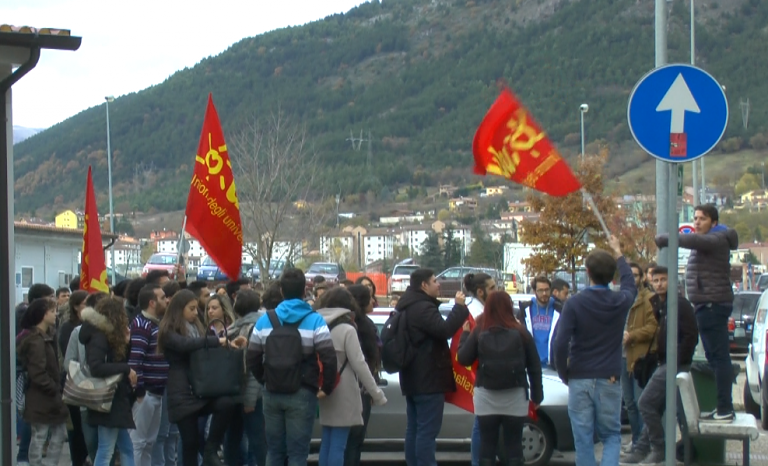 Sit-in e assemblea di studenti e lavoratori su mense universitarie, Udu L’Aquila contro la Regione