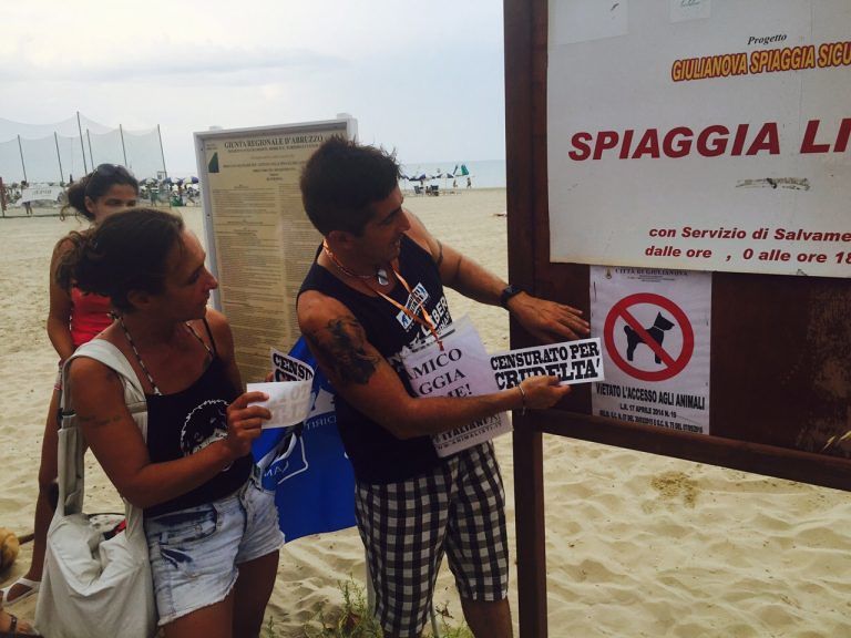 Giulianova, ‘conferenza stampa regionale’ sulla spiaggia per cani