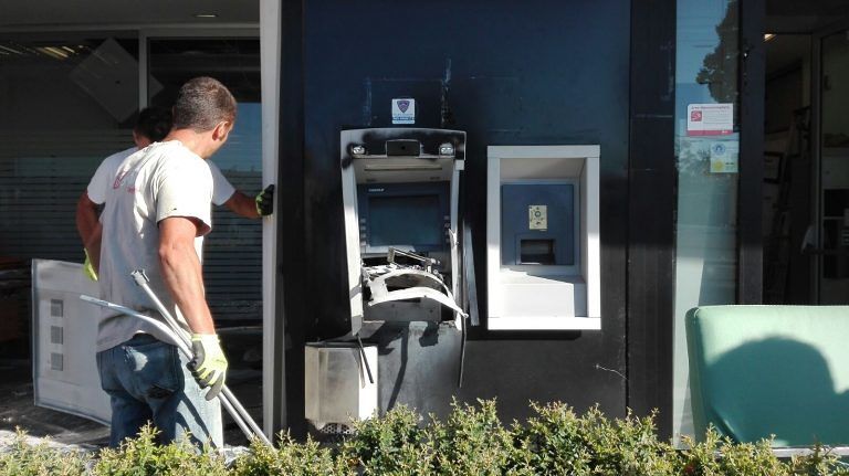Mosciano, altro bancomat Tercas fatto esplodere: ladri via senza bottino FOTO VIDEO