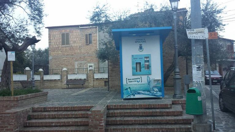 Spoltore, casetta dell’acqua inaccessibile ai disabili: Di Lorito risponde a Ferrante