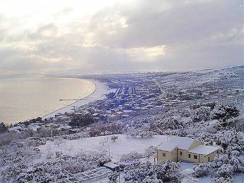 Maltempo, ondata di gelo sull’Abruzzo: neve anche sulla costa