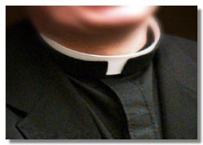 L’Aquila, sacerdote ‘omosessule’ ricattato da uno studente: il caso secondo Arcigay