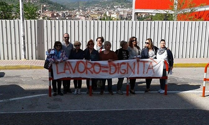 Teramo, protesta al Mazzini delle ex lavoratrici addette alla distribuzione pasti