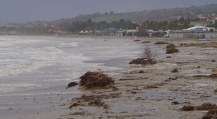 Pescara, maltempo: dopo ghiaccio e sabbia ora si pensa ai rifiuti sulla spiaggia