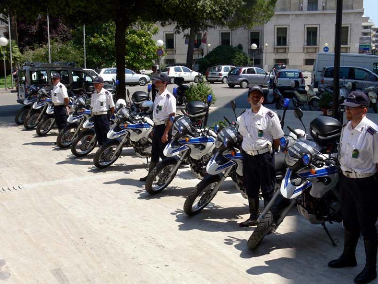 Pescara, la sorveglianza armata dei vigili dopo le aggressioni. L’opposizione accusa:”Comune militarizzato”