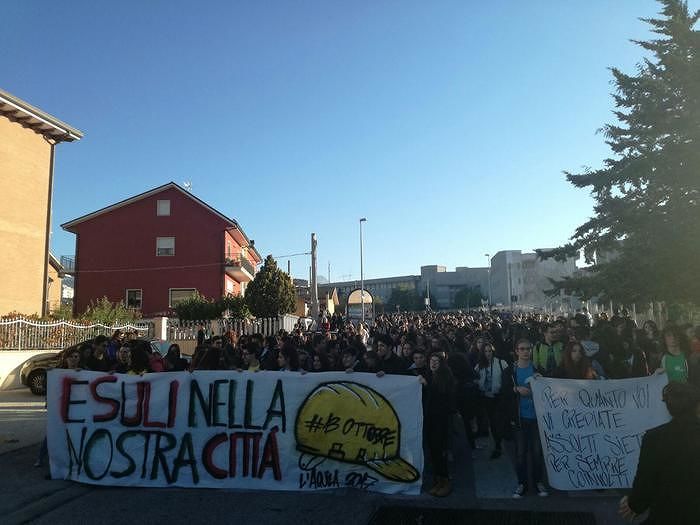 L’Aquila, 700 studenti in piazza per le carenze degli istituti