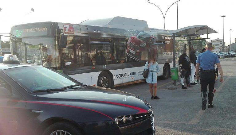 Pescara, bottiglie contro l’autobus e minacce all’autista: caos al terminal bus