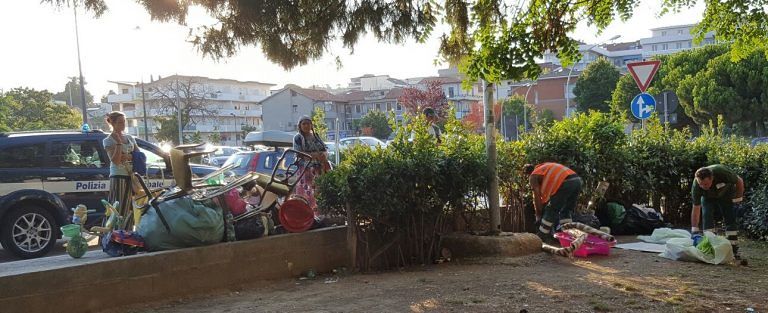 Pescara, stop ai bivacchi: vietato sedersi in centro