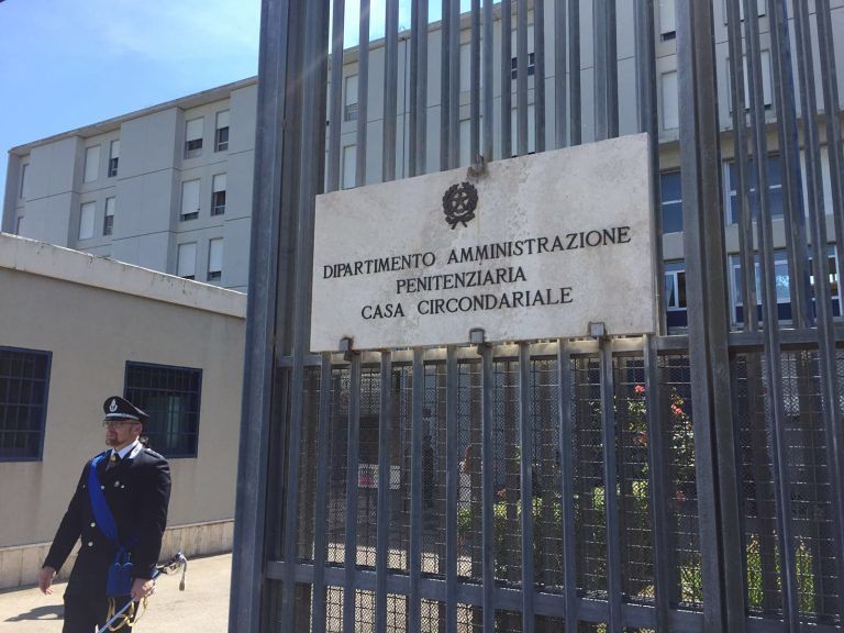 Teramo, aggressione a Castrogno: detenuto psichiatrico si scaglia contro i poliziotti