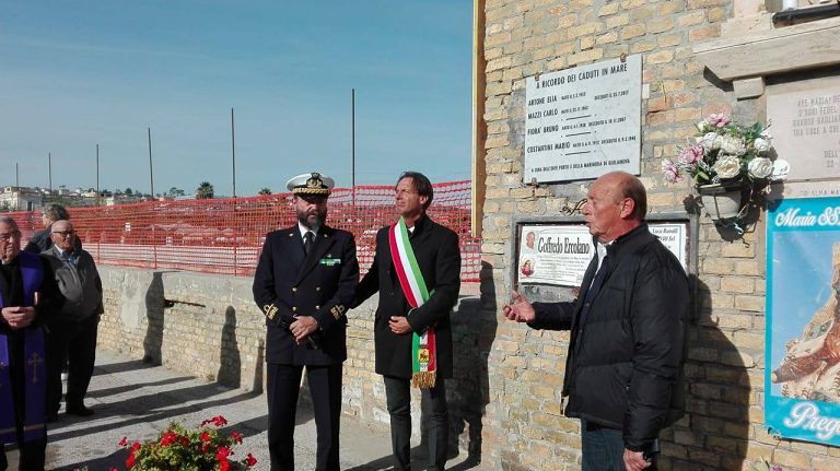 Giulianova, scoperta la lapide nel ricordo di Elia Artone, Carlo Mazzi e altri 2 marinai morti in mare (FOTO)