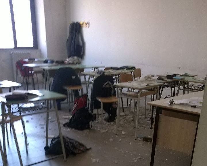 Pescara, “passerella” di Renzi nella scuola dei crolli: si alza la protesta della sinistra