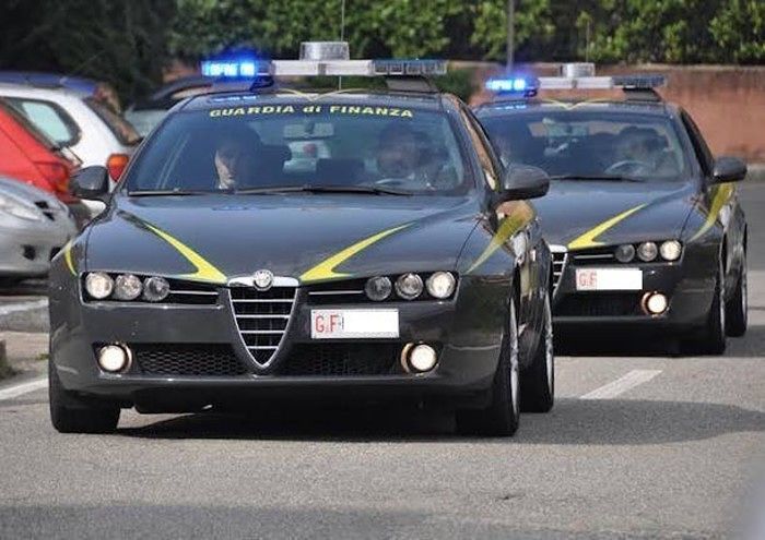 Città Sant’Angelo, scappa dalla Finanza con droga e soldi nelle mutande: arrestato