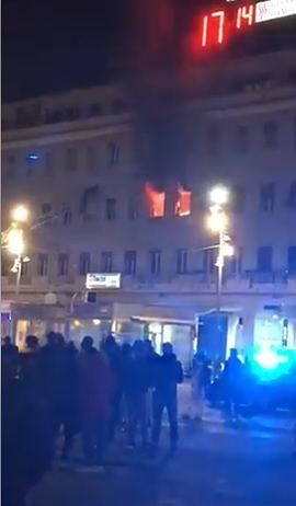 Pescara, in fiamme il palazzo di Piazza Salotto VIDEO