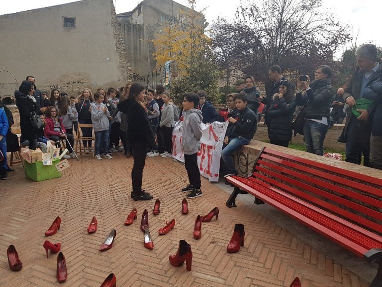 Teramo, no alla violenza alle donne: donata una panchina rossa alla città FOTO