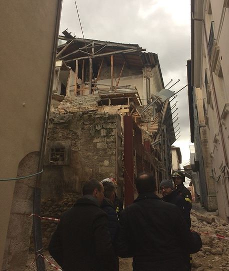 L’Aquila, crolla un edificio danneggiato dal sisma