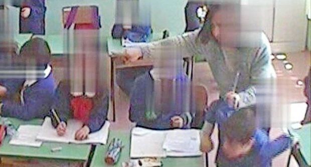 Pescara, pizzicotti, spintoni e capelli tirati agli alunni: maestra incastrata dalle telecamere