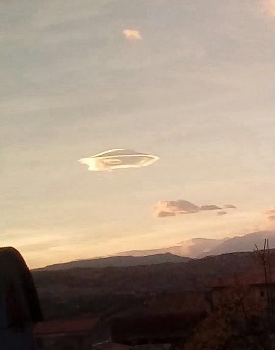 Mosciano, la nuvola che sembra un’astronave FOTO