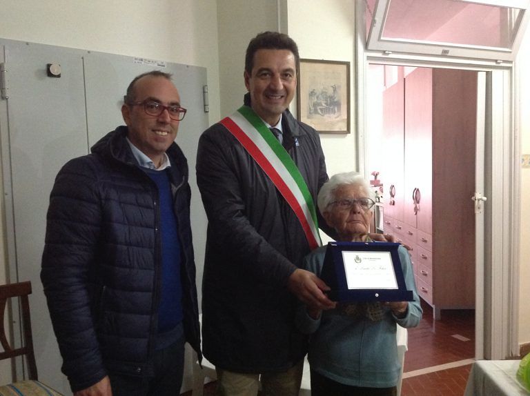 Montesilvano, il sindaco festeggia Linda Di Felice per i suoi 101 anni