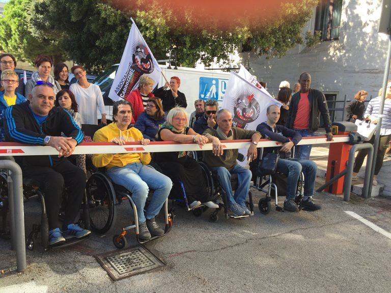 Pescara, “Parcheggi per disabili completamente inutilizzabili”