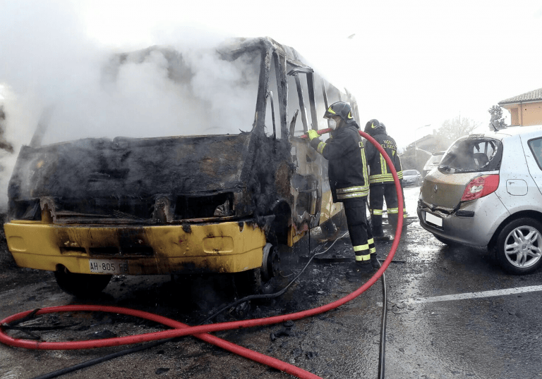 Torricella Sicura, scuolabus a fuoco: due dirigenti comunali indagati