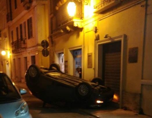 Giulianova, auto si ribalta su Corso Garibaldi FOTO