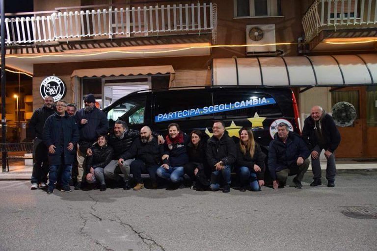 Alba Adriatica, i candidati alle politiche “battezzano” l’infopoint del M5S FOTO
